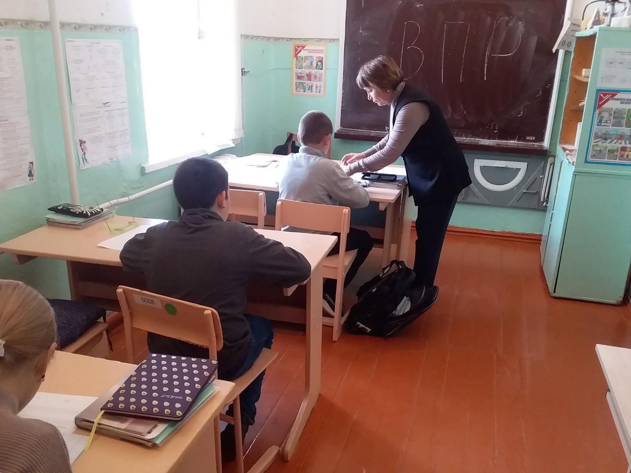 В школах начались Всероссийские проверочные работы (ВПР) для учеников 5-9 классов. Они будут проходить с 19 сентября по 24 октября. Сегодня ученики 5 класса приняли участие в ВПР по математике..
